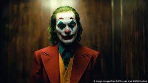 His white skin, green hair and blood red lips belied the chaotic nature that underlay his cartoonish appearance. Ø§Ù„Ø¬ÙˆÙƒØ± ÙŠÙÙˆØ² Ø¨Ø¬Ø§Ø¦Ø²Ø© Ø§Ù„Ø£Ø³Ø¯ Ø§Ù„Ø°Ù‡Ø¨ÙŠ ÙÙŠ Ù…Ù‡Ø±Ø¬Ø§Ù† Ø§Ù„Ø¨Ù†Ø¯Ù‚ÙŠØ© Ø§Ù„Ø³ÙŠÙ†Ù…Ø§Ø¦ÙŠ Ø£Ø®Ø¨Ø§Ø± Dw Ø¹Ø±Ø¨ÙŠØ© Ø£Ø®Ø¨Ø§Ø± Ø¹Ø§Ø¬Ù„Ø© ÙˆÙˆØ¬Ù‡Ø§Øª Ù†Ø¸Ø± Ù…Ù† Ø¬Ù…ÙŠØ¹ Ø£Ù†Ø­Ø§Ø¡ Ø§Ù„Ø¹Ø§Ù„Ù… Dw 07 09 2019
