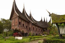 Bicara mengenai sumatera utara mungkin. 6 Keunikan Rumah Adat Sumatra Barat Beserta Namanya