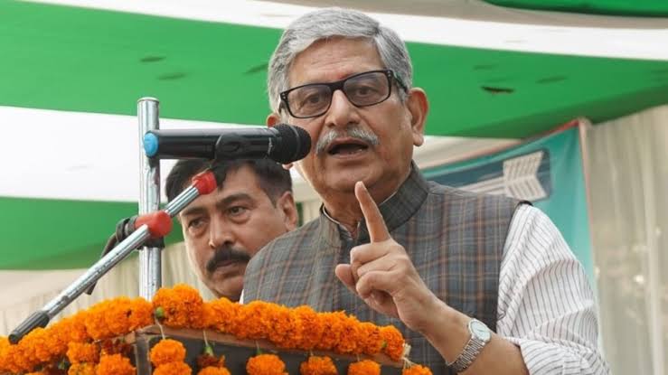 ललन सिंह का मुंगेर में बीजेपी कार्यकर्ता ने पकड़ लिया हाथ, मांगा 5 साल का  हिसाब - BJP workers asked questions to JDU candidate from Munger Lalan Singh  in bihar lclk - AajTak