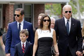 Mr biden welcomed three children with neilia, including son hunter and daughter naomi. Joe Biden S Son Hunter Marries L A Woman After Split From His Brother S Widow Syracuse Com