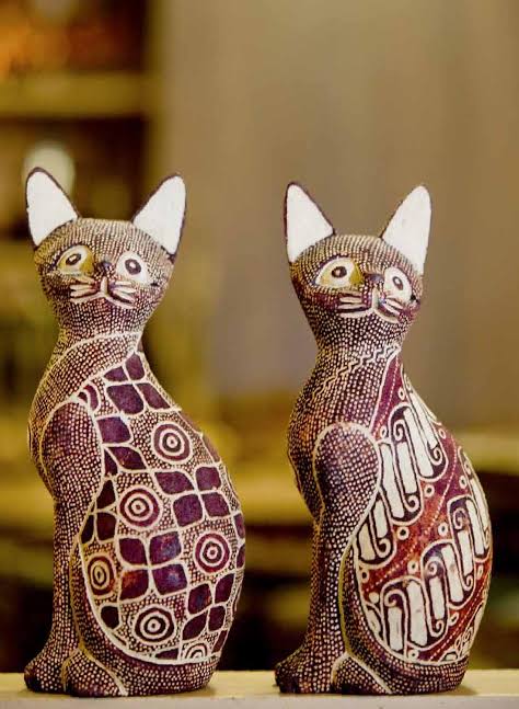 Gambar macam-macam kerajinan tekstil batik sebagai hiasan kucing