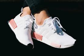 The nmd r1 has seen many interpretations, from tokyo to atlanta, alongside an influx of stories that add to the sneaker's nomadic lineage. Adidas Nmd R1 Weiss Rosa Details Defshop Magazin
