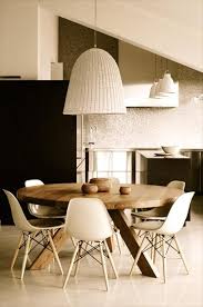 Ein Grosser Runder Tisch Und Die Sache Mit Meinen Ohren Esszimmer Mobel Kuchentisch Rund Tisch Und Stuhle