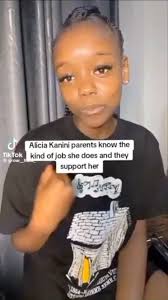 Uyu Alicia Kanini toka kwa Majirani 🇰🇪 baada ya mavideo yake ya ajabu  anayojirekodi na kulipisha watu kusambaa na kutrend ameibuka na madai kua  wazazi wake wanamsupport na wanaona ni sawa anachaofanya ...