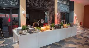 Vorstandsmitglied frau von jakobs trifft kurt nachtsheim von der singgemeinschaft. Eventlocation Haus Der Begegnung Konigstein Locationguide24