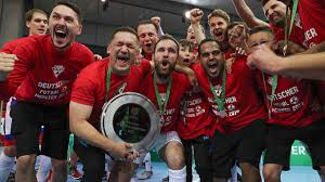 Dies ist aber lediglich der oberbegriff für alle formen des fußballspiels in der halle, während futsal eine international anerkannte variante ist. Manuel Fischer Konigsklasse Auf Dem Rasen Und In Der Halle Dfb Deutscher Fussball Bund E V