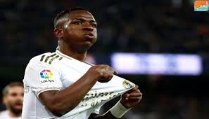 فينيسيوس جينيور لاعب ريال مدريد الإسباني و المنتخب البرازيلي‎. ÙÙŠÙ†ÙŠØ³ÙŠÙˆØ³ ÙŠØ³Ù„Ø¨ Ù…ÙŠØ³ÙŠ ÙˆØ±ÙˆÙ†Ø§Ù„Ø¯Ùˆ ÙÙŠ Ø§Ù„ÙƒÙ„Ø§Ø³ÙŠÙƒÙˆ