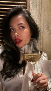 2024-й рік був роком випробувань на міцність та стійкість. Але вдячна йому  за мій зріст, за нових людей та теплі спогади. , До зустрічі в Новому році  🫂🤍