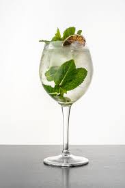 Prosecco 5/10 aperol 4/10 soda 1/10 arance 1 spicchio ghiaccio 4 lo spritz va servito e consumato immediatamente, non consiglio dunque di conservarlo troppo a lungo. Hugo Hugo Ricetta Cocktail Mixolopedia
