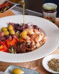 Esta Delicia De Escabeche De Pulpo Y Camaron Con Aceitunas Y Alcaparras Griegas Es Una De Las 5 Recetas Que Vamos A Preparar Con Mira Greek Olives Evoo Recetas