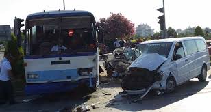 Kazanın ardından bugün toprağa verilen muzaffer emre sarıyıldız'ın dedeleri muzaffer sarıyıldız (70) ve ali i̇hsan demirtaş (67) torunlarını otobüs kazasında kaybetmenin acısını yaşıyor. Antalya Da Trafik Kazasi 1 Olu 7 Yarali