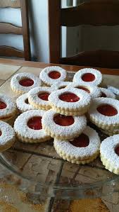 Farine Oeuf Sucre Vanille Beurre Sucre Semoule Amande Confiture Sucre Glace Sable A La Confiture Confiture Biscuit De Noel