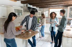 Pourtant, la colocation séduit de plus en plus de seniors et de personnes du troisième âge. Colocation Quel Est Le Profil Des Colocataires En 2019 Www Dossierfamilial Com Dossier Familial