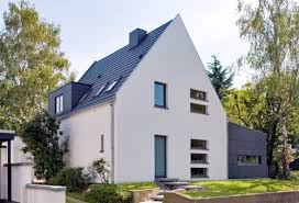Dacheindeckung Mit Betondachsteinen Der Firma Braas Typ Tegalit Granitfarbend Gauben Und Kaminbekleidung Aus Grossformati Architektur Haus Haus Fassade Haus