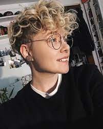 The style is initiated by celebrities to try some unconventional look and experience how it feels to follow some styling of another gender. Hair Androgynous Lesbian Dyke Haircuts Pixie Hair Short Hair Woman Tomboy