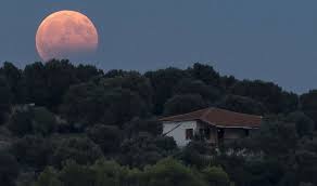 Lunar eclipses are safe to watch and observers need not use any kind of protective filters for the eyes. Qjnusmfq6s72jm