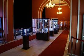 Expoziția permanentă este formată din 14 expoziții de bază și conține aproximativ 7.700 exponate din totalul de 70.000 de mostre aflate în colecțiile științifice ale muzeului. Presents Received By Former Romanian President Emil Constantinescu Go On Display Romania Insider