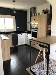 cuisine d inspiration industrielle tendance avec l association de bois de noir et de blanc cuisine blanche et bois cuisine industrielle cuisine appartement