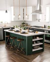 Et Si Vous Osiez Le Vert Dans Votre Cuisine Cuisine Ilot Central Bar Marbre Amenagement Vert Te Cuisine Moderne Cuisines Design Ilots Central Cuisine