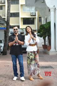 Raj kundra told me shilpa shetty liked my work, says sherlyn chopra. Shilpa Shetty And Raj Kundra Spotted At Juhu Gallery Social News Xyz