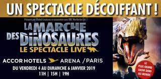 D'abord réalisé en miniatures, les vingt dinosaures qui sont présentés les décors sont de toute splendeur, avec des effets de couleurs saisissant, mettant en avant les dinosaures. La Marche Des Dinosaures Spectacle Live A Paris