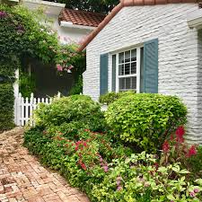 Many gardeners in the south have acquired the impression that perennial flowers in general are failures in south. Tropical Cottage La Casona Garden