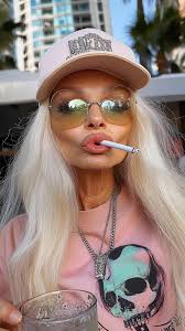 40 life isn't really going great, she had to stop doing real estate and  started bartending.