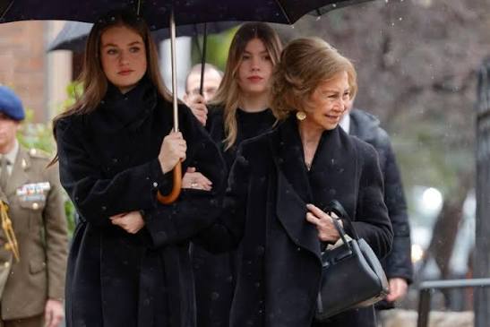 La INFANTA Cristina LLAMA a Letizia y Felipe por el TEMA de Juan Urdangarín  y SU NOVIO de Londres Madrid, una llamada inesperada. La infanta Cristina,  desde su refugio entre Ginebra y