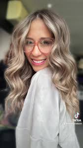 Amo su reacción 🥹♥️#fyp #hairbyreinaestrella #hairtransformation  #estilista #consulting #hairstylist #trend #viral #colortransformation  #puertorico #balayage #foilayage#