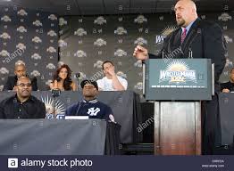 Mayweather does not begin in this position to look cool or even necessarily to taunt the opponent. Floyd Mayweather Paul Wight Aka Stockfotos Und Bilder Kaufen Alamy