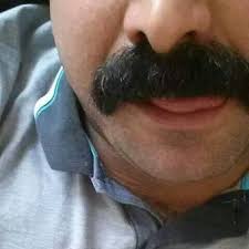 Jilbab yang dikenakan si bapak sungguh kontras dengan kumisnya yang garang. Bapak Kumis Granpa502 Twitter