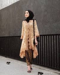 Tile dan batik hijab pink dusty. Tampil Makin Elegan Dengan 5 Inspirasi Look Kebaya Berwarna Gold Ini