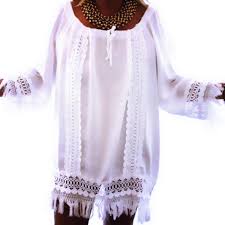 Tunique coupe loose, col mao en v avec 2 boutons, manches 3/4 avec finition dentelle, plumetis sur la tunique, volant en dentelle sur le bas de. Tunique Boheme Chic Hippie Style Blanche Grande Taille