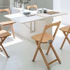 Découvrez nos réductions sur l'offre table et chaises sur cdiscount. Un Coin Repas Avec Une Table D Appoint Murale Pour Une Petite Cuisine Table Gain De Place Table De Cuisine Pliante Table Pliante