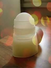 Des Roll On Maison Deodorant Anti Transpirant Recettes Deodorants Recette Beaute