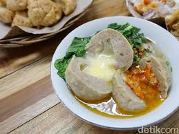 Indonesia merupakan salah satu negara yang kaya akan kulinernya. Gurih Kenyal Enaknya Bakso Isi Keju Yang Mulur Di Tempat Ini