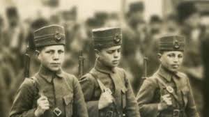 Çanakkale kara muharebeleri'nin başlangıcı kabul edilen anzak çıkarması ve sonrasında gerçekleşen muharebelerdeki başarısıyla bilinir. Canakkale Sehitlerinin Aziz Hatirasina Youtube