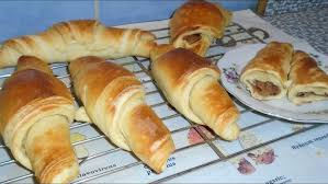 (lenkam) id 128 (12.7.2007, 15:27) ahoj,tak ja som práve dopiekla tento super rýchly koláčik ,chutil aj manželovi a malá natalka už papá tretí koláčik tak jej chutí ,piekla som ich trošku dlhšie pod alobalom,vrch sa trošku viac pripiekol je taký chrumkavý ale vôbec to nevadí,prepiekol sa aj v strede len z jedného cesta je to. Video Recept Na Tvarohove Pecivo Z Listkoveho Cesta Youtube