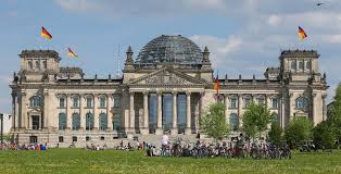 The job was given to foster + partners, the architectural firm by famous norman foster. Berlin Hacker Greifen Bundestag An Der Spiegel