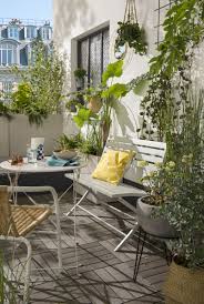 C Est Le Printemps Meme En Appartement Offrez Vous Une Bonne Dose De Chlorophylle Avec Un Balcon Vert Ou Il Fait Bon Petit Balcon Decoration Maison Terrasse