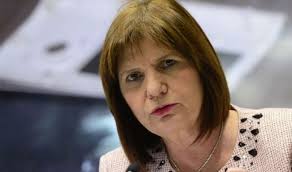 Patricia fue detenida en julio del 75 y pasó varios meses en devoto, hasta que fue liberada en diciembre del mismo año y se reintegró a la columna norte. Patricia Bullrich Los Montoneros Mataron Al Padre Mugica Radio Mitre