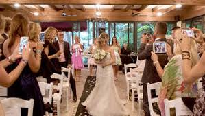 Wie kann man dem brautpaar mit einer schönen idee das geldgeschenk zur hochzeit überreichen? Brautzilla Fordert Von Hochzeitsgasten Tausende Euro Damit Die Teilnehmen Durfen Geld