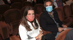 Everything british vogue knows about charlotte casiraghi's style and fashion wardrobe inherited from grace kelly. Charlotte Casiraghi Dimitri Rassam Fast Nicht Erkannt Im Lassig Look Ins Theater Bunte De