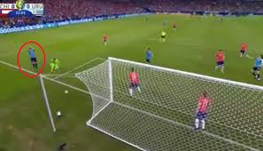 El delantero marcó el único gol de un partido muy trabado y cuyo resultado clasifica a ambos equipos para los. La Extrana Reclamacion De Suarez Pidio Mano Del Portero En El Area
