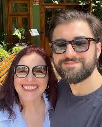 Hoje é o aniversário do meu querido pai, Luiz Alberto de Castro, conhecido  como Lula Castro. Ele completa 88 anos plenamente lúcido e saudável, após  ter passado por 3 cirurgias cerebrais por