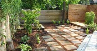 Rubber Mulch Creative Backyard Design Using Mulch No Grass Backyard Backyard Landscaping Designs Pavers Backyard