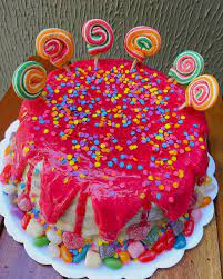 A nova tendência em bolos: Aquele Bolinho Bem Colorido E Repleto De Guloseimas Para Animar O Feed Bolo Vulcao Guloseimas Bolo De Leit Bolo Vulcao Bolo De Leite Ninho Bolo