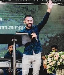 O cantor estava com 70% do pulmão tomado pelo vírus. Cantor Gospel Flavio Camargo Morre De Pneumonia Apos Curar Se Da Covid 19 Popline