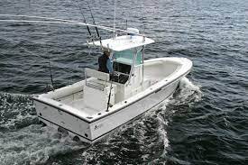 Enjoy cruising at high speeds with low consumption. Innenborder Konsolenboot 26 Center Console Albin Marine Sportfischer T Top