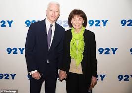 Assoziationen wie bettwäsche, bauernbluse oder küchenhandtuch mögen dem einen oder anderen in den sinn kommen. Anderson Cooper Enthullt Verstorbenen Mutter Gloria Vanderbilt Wusste Er War Vater Geworden Aktuelle Boulevard Nachrichten Und Fotogalerien Zu Stars Sternchen